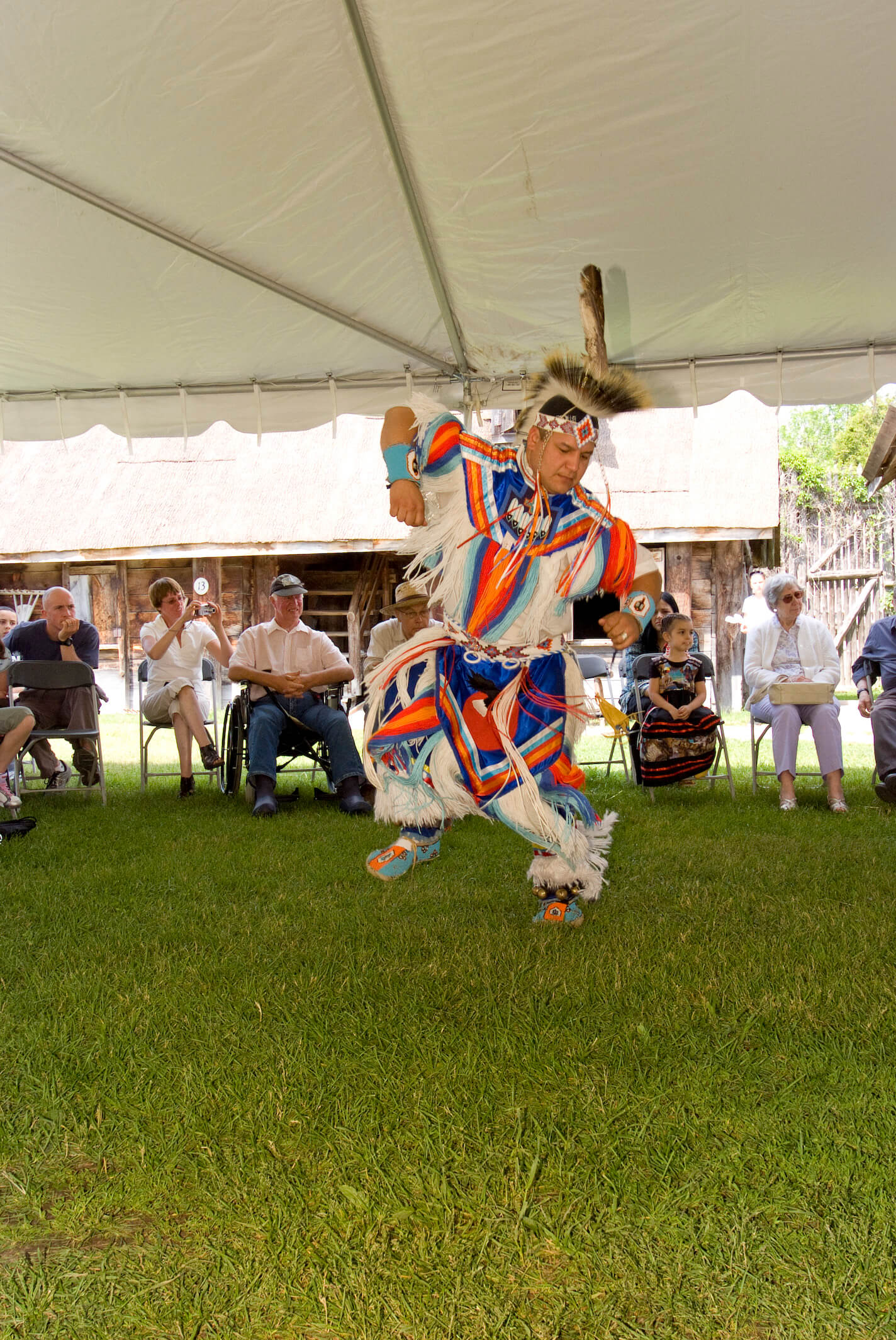 Un danseur autochtone en mouvement, portant un habit cérémonial