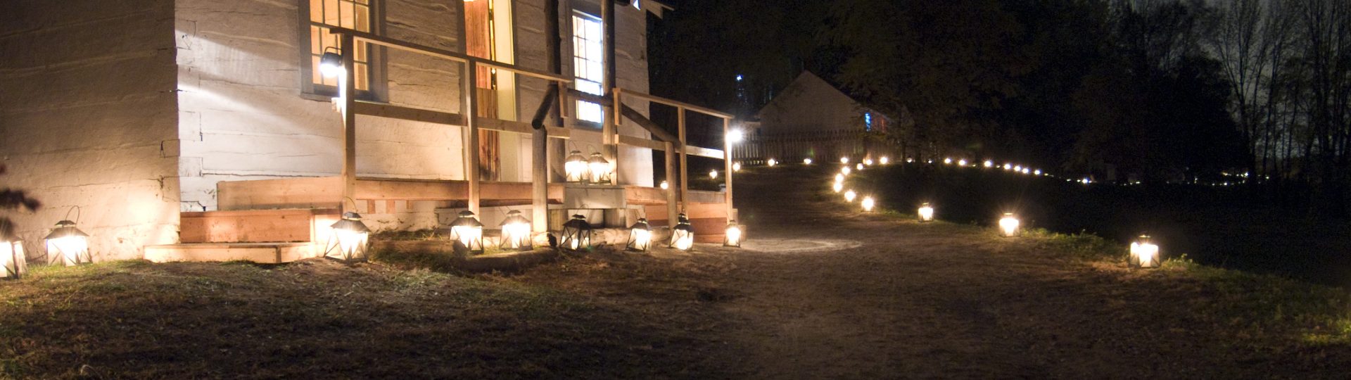Quelques édifices historiques illuminés par des lanternes pendant la nuit