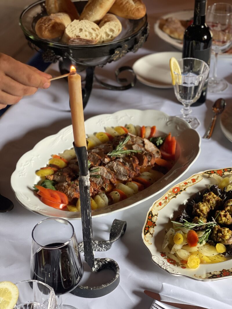 deux femmes en vêtements historiques se tenant derrière un diner historique 