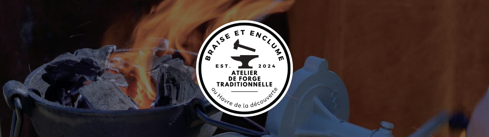 un forgeron martelant un morceau de fer en fusion dans une coathook