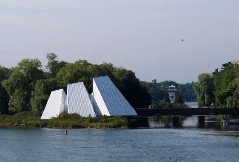 Un groupe d'interprètes historiques costumés assis dans la maison longue de Sainte-Marie