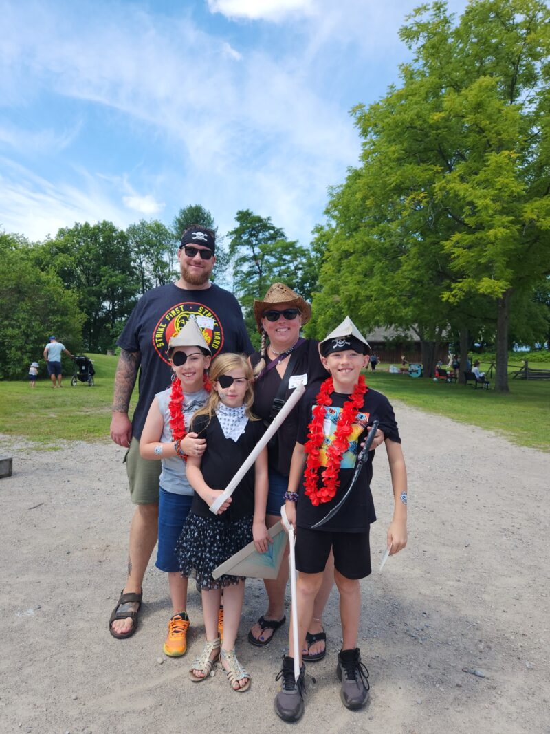 Une famille habillée en costume de pirate